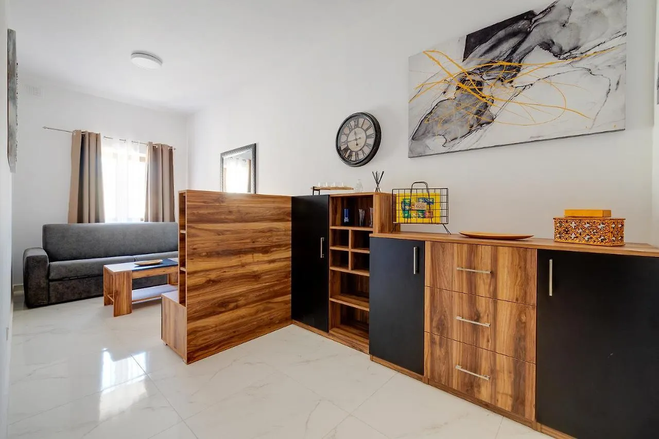 Idyllic Apartment Steps From The Promenade Sliema