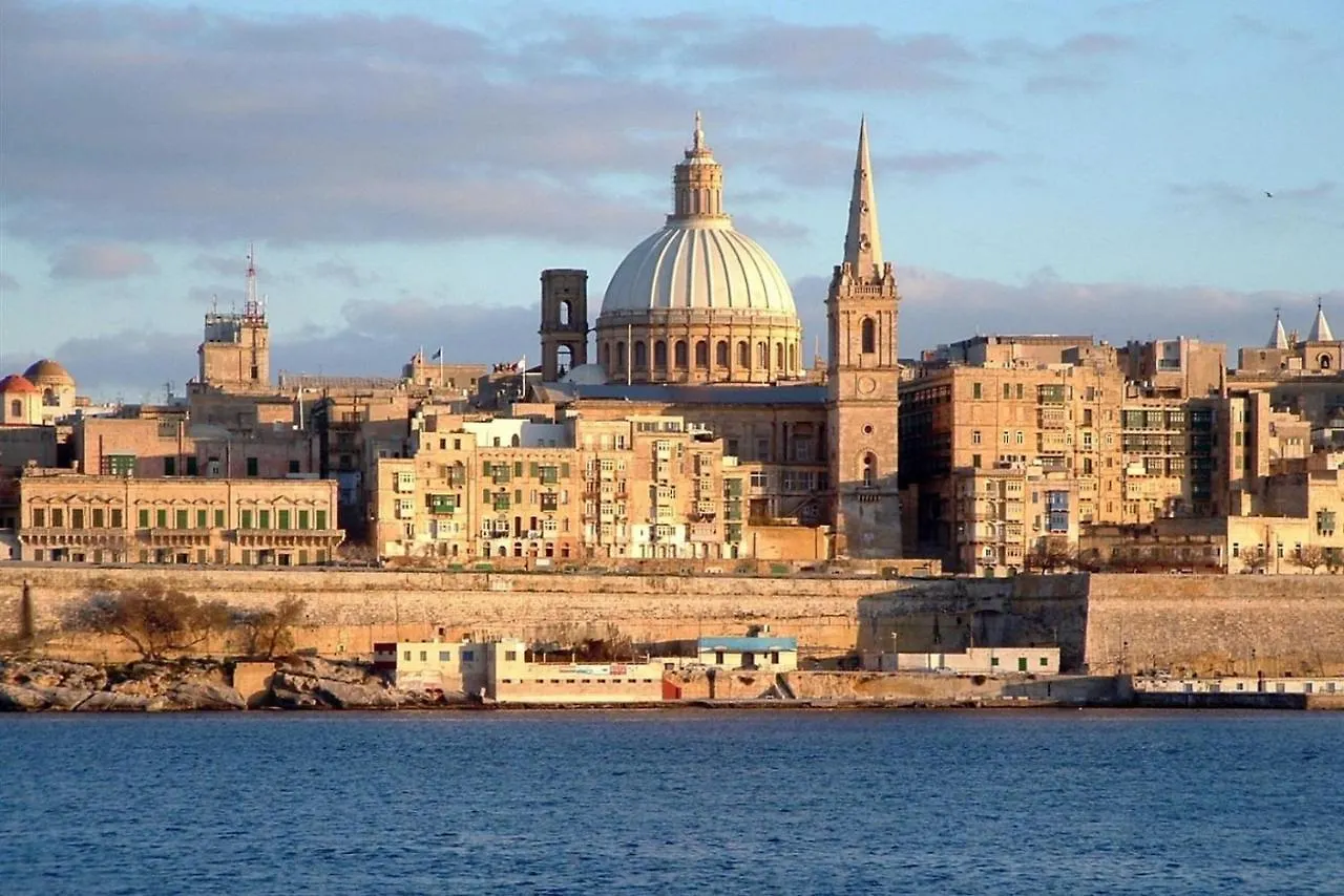 Idyllic Apartment Steps From The Promenade Sliema