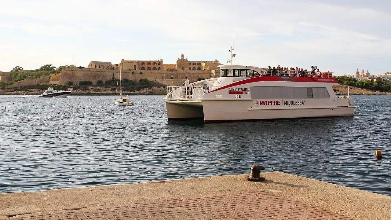 Idyllic Apartment Steps From The Promenade Sliema