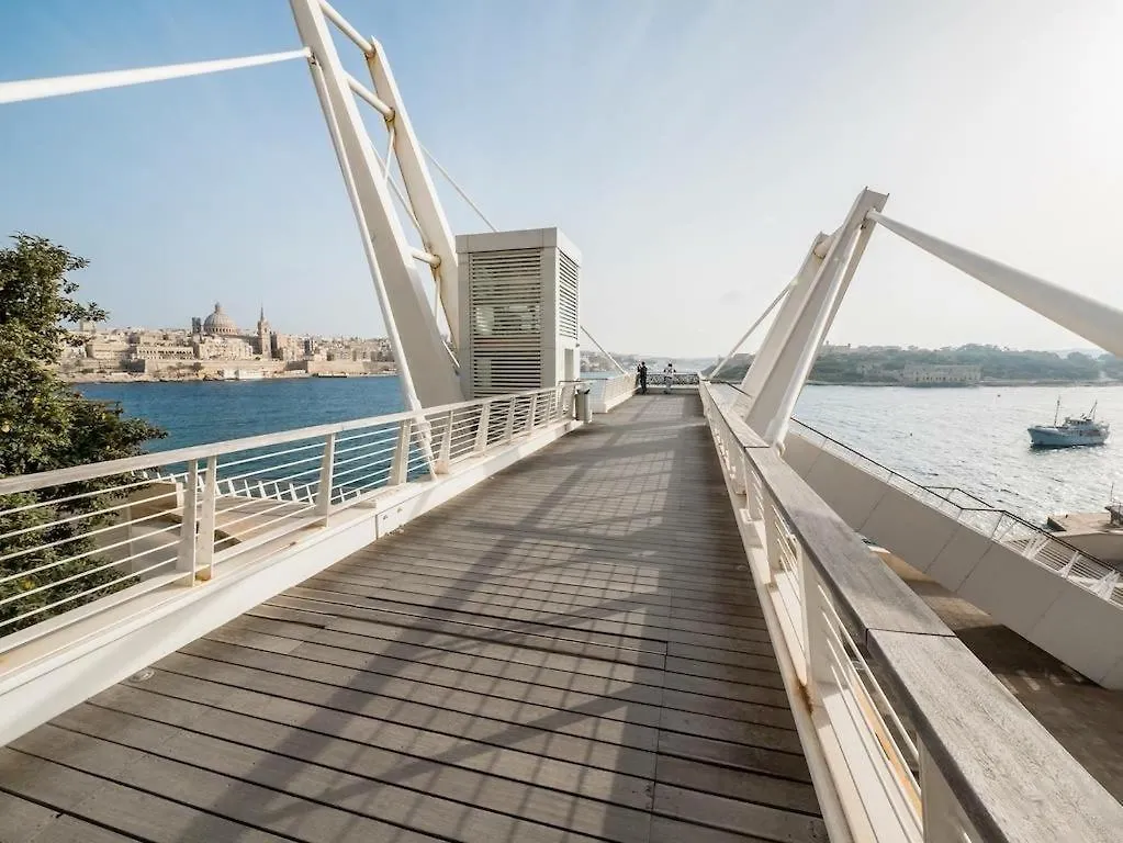 Idyllic Apartment Steps From The Promenade Sliema 0*,