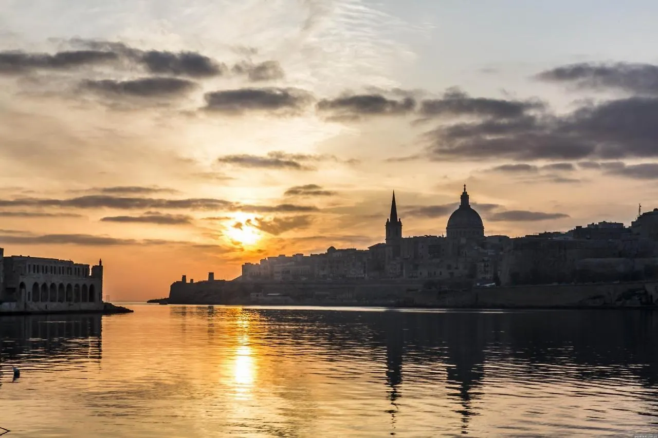 Idyllic Apartment Steps From The Promenade Sliema